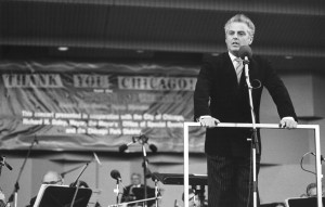 Daniel Barenboim addresses the audience on September 21, 1991 (Jim Steere photo)