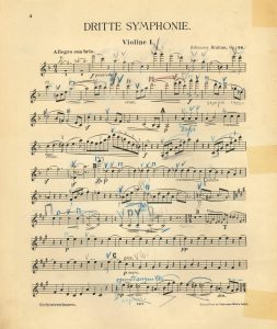 A first violin part to the beginning of Brahms’s Third Symphony, indicating Theodore Thomas’s bowings