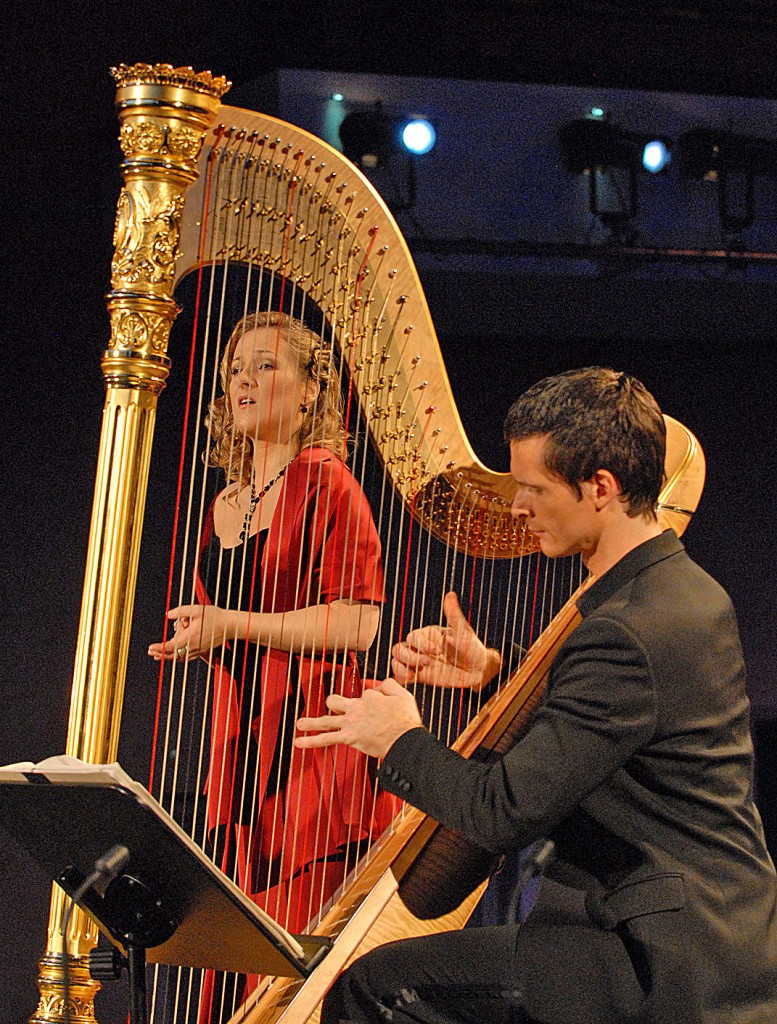 Xavier de Maistre accompanies soprano Diana Damrau, a longtime collaborator, in a 2009 concert at the Festspiele Baden-Baden. | Photo: Andrea Krempner