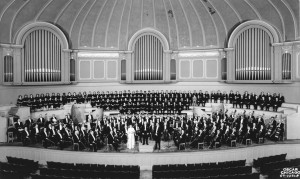 The Chicago Symphony Orchestra and Chorus onstage in March 1959. Also pictured is chorus director Margaret Hillis, music director Fritz Reiner, and associate conductor Walter Hendl (Oscar Chicago photo).