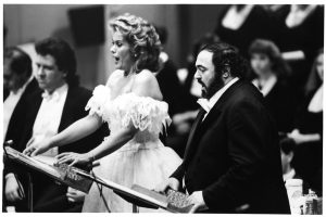 Kiri Te Kanawa and Luciano Pavarotti onstage at Orchestra Hall, April 8, 1991 (Jim Steere photo)