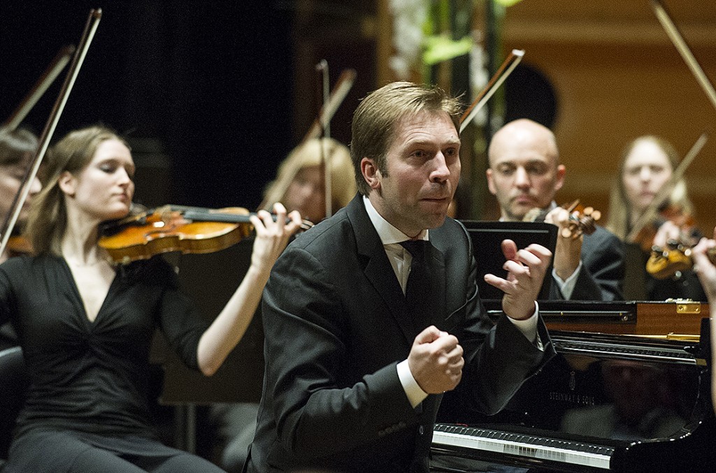Leif Ove Andsnes conducts and performs with the Mahler Chamber Orchestra at the 2013 Bergen International Festival. | Photo: Thor Brødreskift