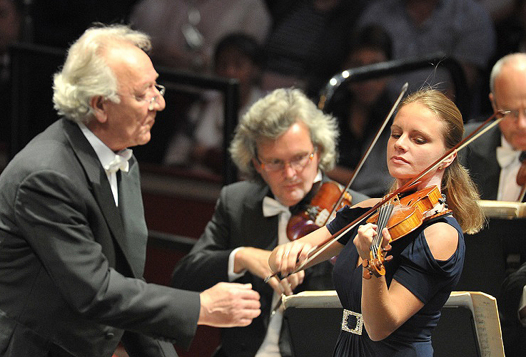 Julia Fischer performs with the St. Petersburg Philharmonic, conducted by Yuri Temirkanov.