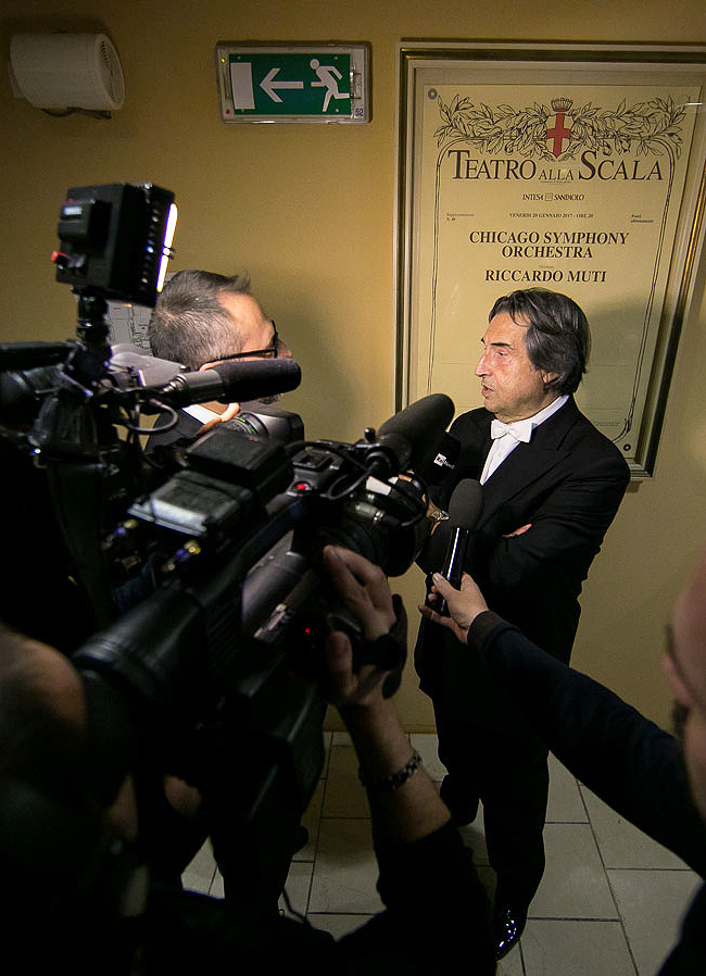 After the first concert at La Scala, Riccardo Muti fields questions from the press. | © Todd Rosenberg Photography 2017