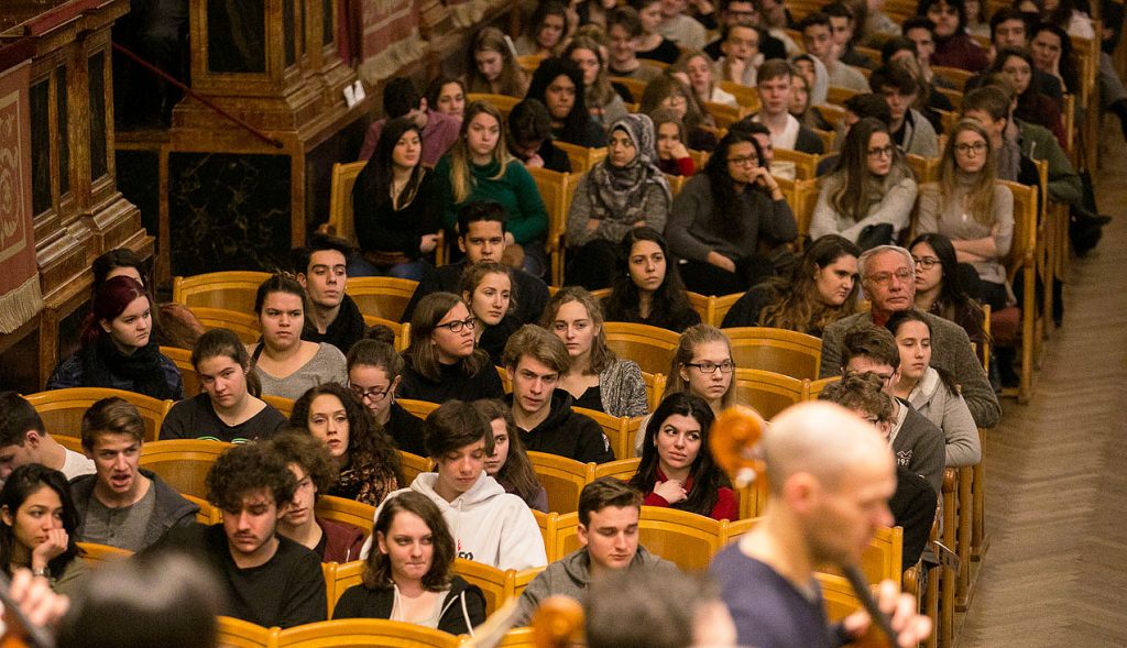 High-school students attend an open rehearsal featuring Riccardo Muti and the CSO at the Musikverein. | © Todd Rosenberg Photography 2017