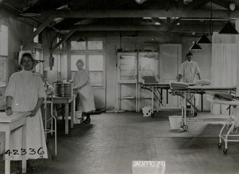 Base Hospital surgical room and medical staff, 1918/1919